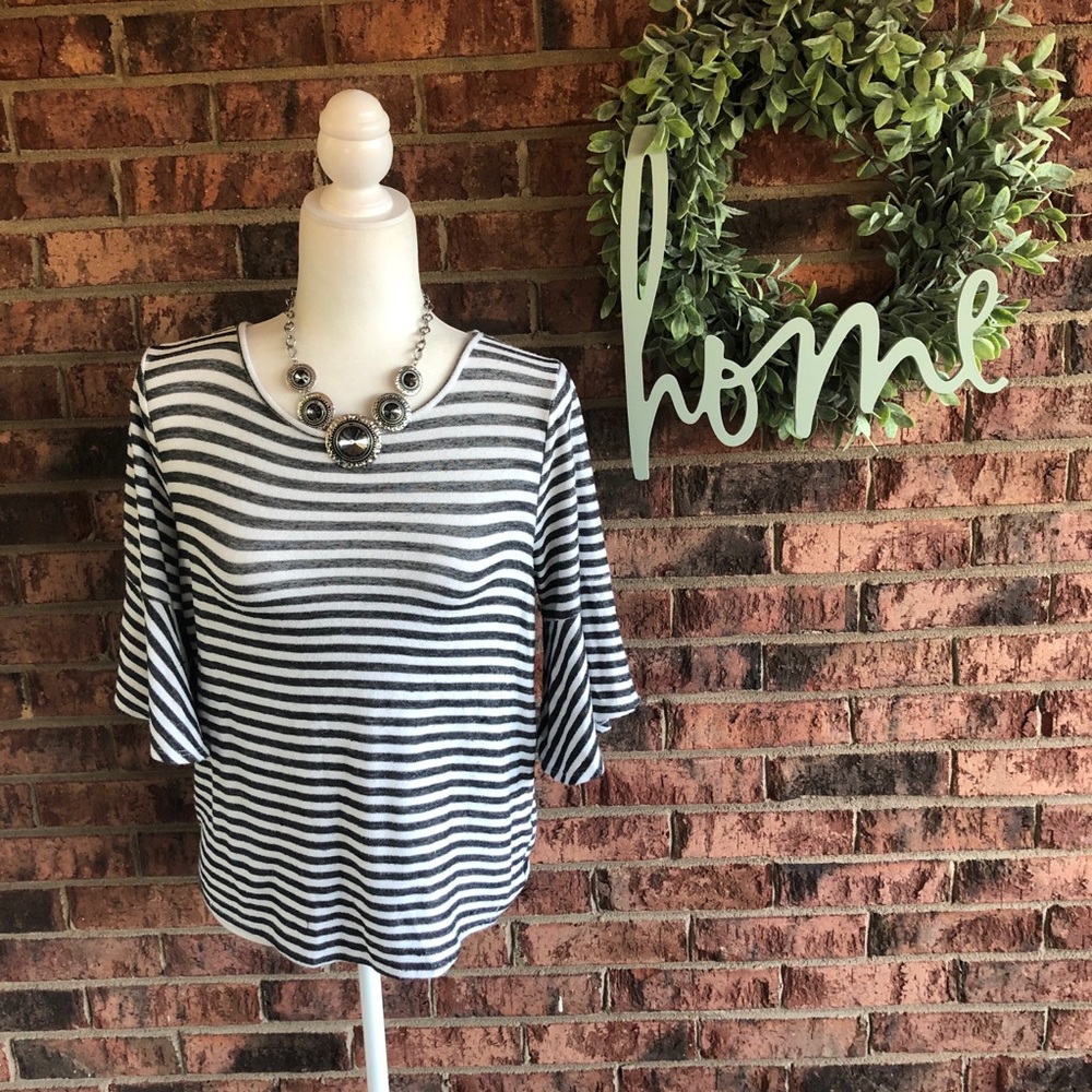 ✨5/$15 { GREEN ENVELOPE } Gray Striped Knit Bell Sleeve Top